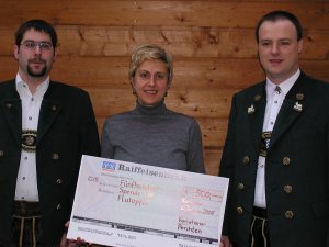 Bei der Spendenübergabe von links: Florian Rauch, Martina Prechter, Christoph Winkler