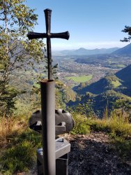 Blick mit Kreuz auf Karlstein