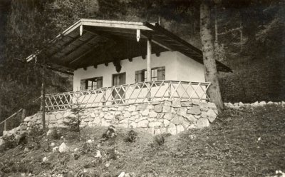 Die neue Vereinshütte gegenüber vom Gasthaus "Moserwirt"