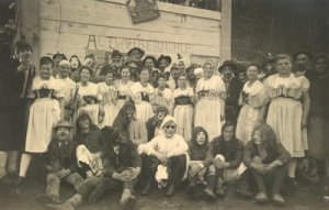 Die Teilnehmer der ersten Altweibermühle nach dem Krieg im Jahr 1949. Das Faschingsspektakel fand gegenüber dem "Moserwirt" statt