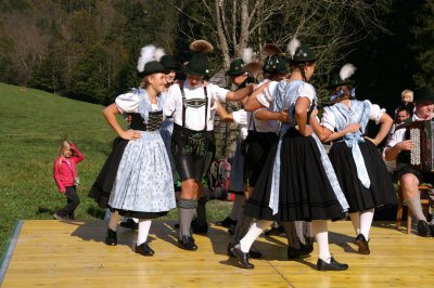 Kinder- und Jugendgruppe beim Auftritt