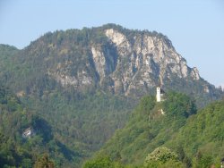 Kranzlstoa, davor die St.-Pankraz-Kirche