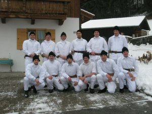 Auf einen alten heidnischen Brauch ist der Lauf der Karlsteiner Perchten in der letzten Raunacht zurückzuführen.